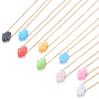Collier ras du cou unisexe tendance en acier inoxydable plaqué or 18 carats avec pendentif en forme de main de Hamsa en résine multicolore