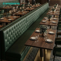 Ensemble de meubles contemporains pour restaurant et café, canapé et table, bois et cuir, usage commercial