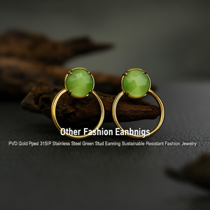 Boucles d'oreilles clous en acier inoxydable 316L plaqué or PVD avec pierre verte, bijoux de mode durables et résistants - Product Image 3
