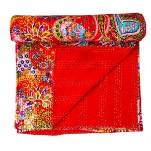 Couvre-lit Kantha réversible taille Queen, fait main, brodé, moderne, en coton biologique, écologique, toutes saisons, motif floral vintage - Product Image 1