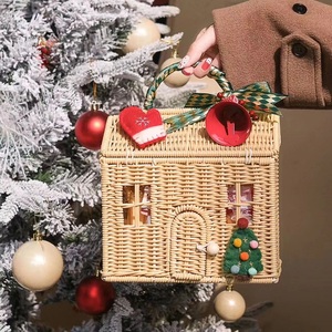 Cesta de regalo hecha a mano con forma de casa <span class=keywords><strong>navideña</strong></span>, de paja, mimbre, ratán y otros materiales tejidos, con asa, para recuerdos festivos - Product Image 2