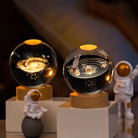 Lampe de nuit personnalisée 60MM 80MM gravée au laser 3D Saturne Lune, boule de cristal K9 polie à la main avec éclairage LED et base en bois