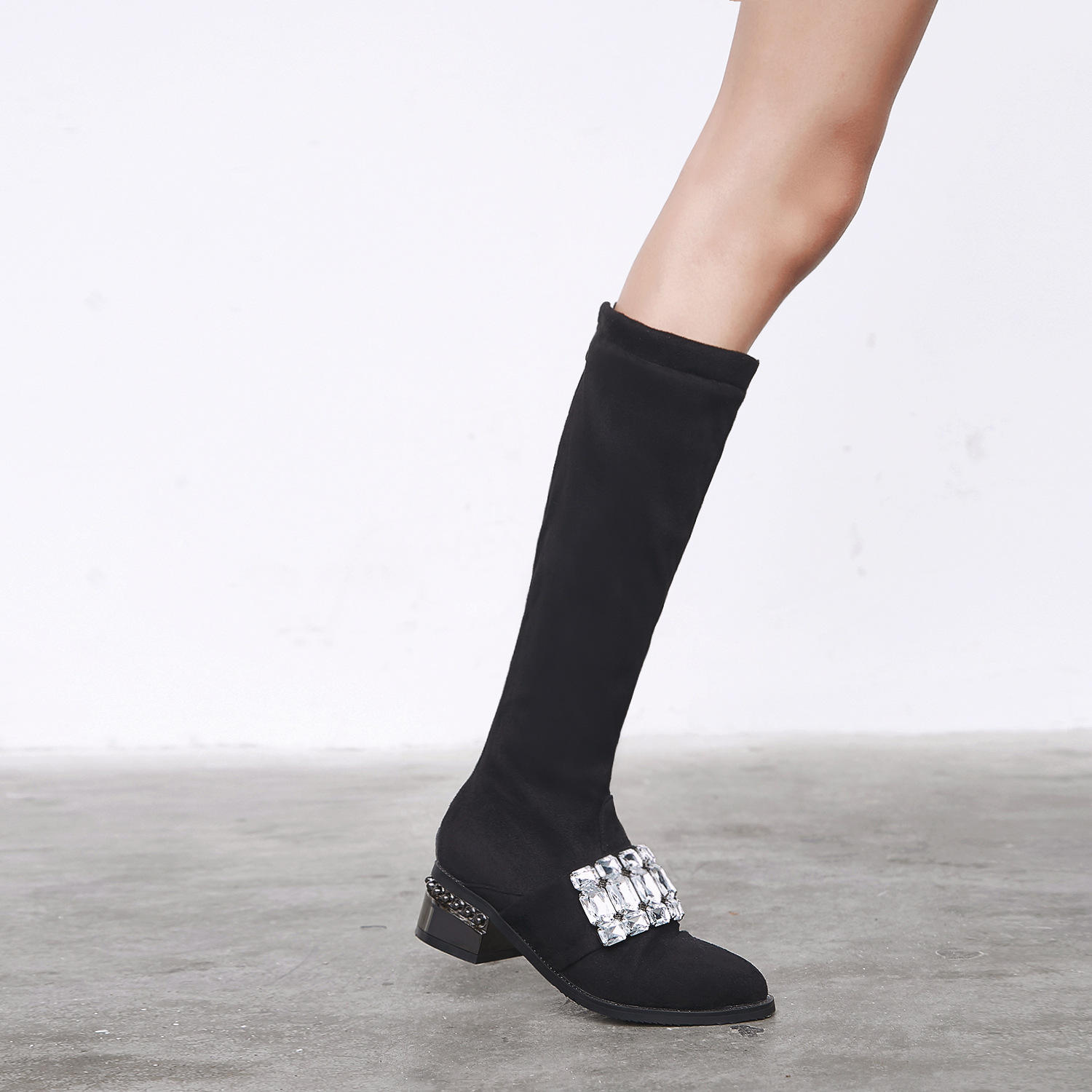 ตุ๊กตาผ้ากำมะหยี่สีดำ