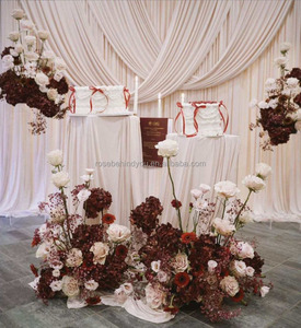 Centrotavola Floreale Personalizzato in Colori Bordeaux e Bianco, Composizione di Rose in Seta per Decorazioni Floreali da Terra per Cerimonie di Laurea - Product Image 1