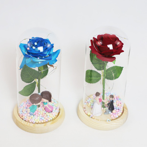 Couple s'embrassant dans le dôme de verre Rose scintillante enchantée - Product Image 3