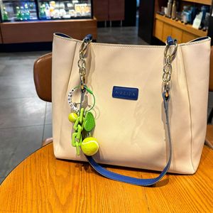 Venta al por mayor de zapatos de tela de tenis en forma de corazón deportes bádminton colgante llavero mochila accesorios para novias o parejas - Product Image 5