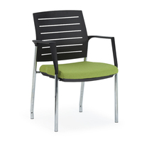Fauteuil noir avec accoudoirs, mobile et empilable, pour salles de conférence, chaise de bureau à dossier en plastique pour le personnel, fabriqué en Chine.