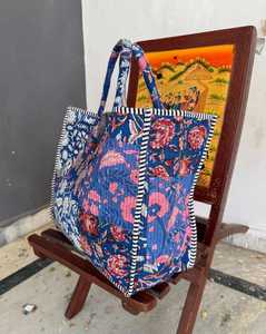 Sac fourre-tout en coton matelassé fait main par un artisan indien, imprimé au bloc, pour le voyage, le shopping, ou à porter à l'épaule - Product Image 2