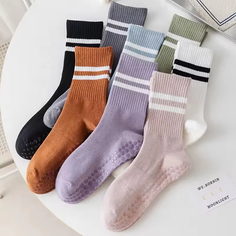 OEM Women's High Quality Customizable Logo Grip Socks Low MOQ Wholesale Pilates and Yoga Cotton and Nylon