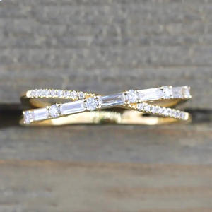 Anello di Diamanti H394 in Oro Bianco per Donna, Taglio Baguette Naturale, Colore G, con Pietre Laterali - Product Image 4