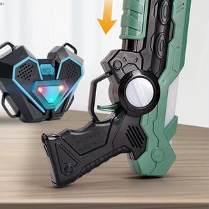 Giocattolo a infrarossi pistola Laser giochi di tiro Cool Light Music Design per bambini Laser battaglia giocattolo Set con pistola e scudo - Product Image 5