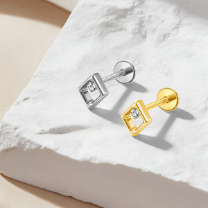 YS Piercing per il Corpo in Titanio ASTM F136, Orecchini a Perno con Zirconi Cubici Placcati Oro, Vendita all'Ingrosso - Product Image 3