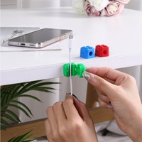 Organisateur de câbles universel magnétique de bureau D5400 avec blocs de construction et boucle pour le rangement des téléphones portables et des gadgets