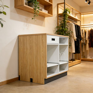 Organizador de Exhibición de Madera Barnizada Independiente para Tiendas de Ropa - Resistente al Agua, Fácil de Montar, Estantes Personalizables - Product Image 5