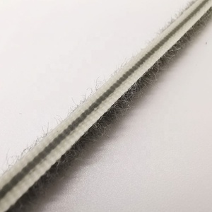 En gros <span class=keywords><strong>pas</strong></span> <span class=keywords><strong>cher</strong></span> prix en plastique glissière laine brosse bande de joint D'<span class=keywords><strong>aileron</strong></span> bande météo Avec PVC ailettes bonne performance d'étanchéité - Product Image 4