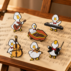 Set di <span class=keywords><strong>Spille</strong></span> in Smalto e Distintivi da Bavero a Tema Orchestra delle Anatre Divertenti, con Animali Cartoon e Musica, <span class=keywords><strong>per</strong></span> Borse, Giacche, Regali e Oggetti da Collezione - Product Image 1