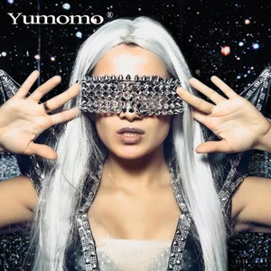 Stile europeo americano nuova grande montatura <span class=keywords><strong>da</strong></span> esterno <span class=keywords><strong>occhiali</strong></span> <span class=keywords><strong>da</strong></span> <span class=keywords><strong>sole</strong></span> con personalità <span class=keywords><strong>a</strong></span> forma di V maschera <span class=keywords><strong>da</strong></span> discoteca con rivetto personalizzabile Logo sull'obiettivo - Product Image 1