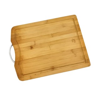 Planche à découper en bambou rectangulaire 41x30x1.8cm avec poignée pour usage en cuisine - Product Image 2