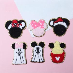 Patch en chenille thermocollant mignon en forme de souris de dessin animé, avec bordure brodée à paillettes dorées et nœud fantôme - Product Image 4