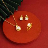 Vente en gros : Nouveauté de la mode, ensemble de bijoux de luxe en alliage plaqué or 18 carats, design de créateur, incrusté de zircon, collier, boucles d'oreilles et bague, unisexe