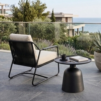 Moderner Aluminium-Gartentisch im italienischen Design mit runder Tablettplatte, wetterfester Beistelltisch für die Villa