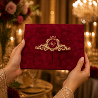 Ensemble d'invitations de mariage de luxe en velours avec couvercle pliant, personnalisé avec monogramme et armoiries royales en feuille d'or