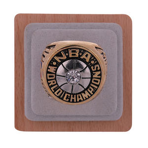 Bague de championnat unisexe en alliage plaqué or de forme géométrique pour mariages, fiançailles ou cadeaux de fête - Product Image 3