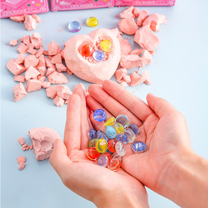 Juguete de excavación de piedras preciosas en forma de corazón, kit de excavación de arcilla de 7x7cm para niños, exploración de la naturaleza, caza de tesoros fósiles DIY - Product Image 4