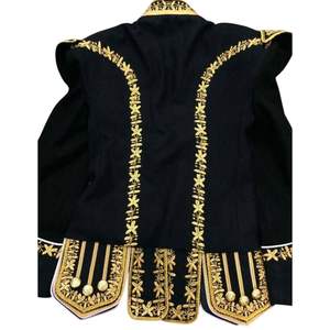 Esta es una Chaqueta Doble de Piqué Negra para <span class=keywords><strong>Piper</strong></span> o Baterista con Bordado a Mano de Hilo Dorado y Trenzado - Product Image 2