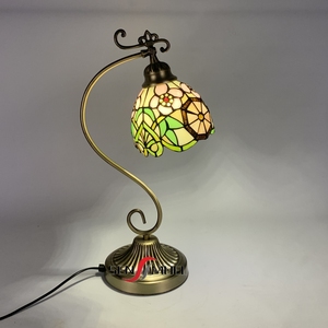 <span class=keywords><strong>Tiffany</strong></span> Style 8 pouces européen rétro LED Table décorative lampe de bureau Art coloré verre teinté-coupé abat-jour en étain soudé - Product Image 1