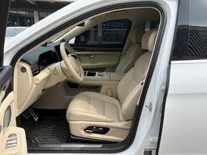 AITO M5 Extended-Range Ultra SUV 4x4 Usato 2025 Bianco su Sfondo Albicocca - Product Image 5