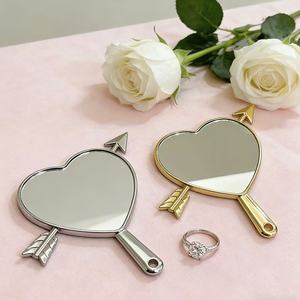 Cadeau de la Saint-Valentin, miroir à poignée <span class=keywords><strong>en</strong></span> forme de cœur avec logo personnalisé, souvenir promotionnel <span class=keywords><strong>en</strong></span> alliage de zinc, petit objet <span class=keywords><strong>en</strong></span> métal pour <span class=keywords><strong>couple</strong></span>, <span class=keywords><strong>voyage</strong></span>, artisanat pour femmes - Product Image 1