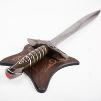 Espada corta de acero inoxidable grabada de 73 cm, estilo medieval 'Sting', hecha a mano, igual a la de la película, sin afilar.