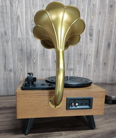 Gramophone moderne d'inspiration antique élégant - Lecteur de disques à cornet en bois et en laiton avec une touche décorative de style antique moderne