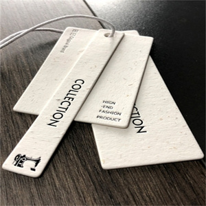 Étiquettes de vêtements <span class=keywords><strong>en</strong></span> <span class=keywords><strong>carton</strong></span> personnalisées de haute qualité avec logo <span class=keywords><strong>en</strong></span> relief et étiquettes suspendues avec couleur personnalisée et forme rectangulaire - Product Image 1