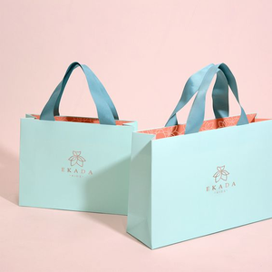 Sacs cadeaux pliables roses en carton recyclé avec logo personnalisé, poignée intégrée, pour vêtements, chaussures et sous-vêtements - Product Image 2