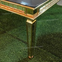 Table et chaises de salle à manger rectangulaires modernes de luxe 2026 en verre et acier inoxydable doré brillant pour événements festifs