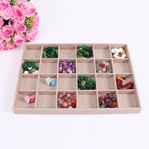 Plateau organisateur de bijoux en velours pour pendentifs et bracelets - Product Image 3