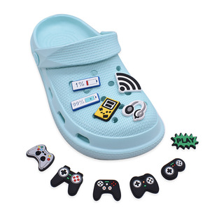Breloques pour chaussures en forme de nœud, motif dessin animé, en PVC et caoutchouc, écologiques, durables, imperméables, couleur personnalisable, détachables, avec boucle à fleur pour trou - Product Image 3