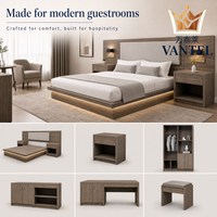 Ensemble de mobilier de chambre d'hôtel moderne sur mesure : lit, armoire, bureau, table de chevet et porte-manteau pour projets d'hôtellerie