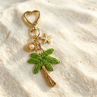 Porte-clés pendentif de sac tressé style vacances avec motifs cocotier, rose, étoile de mer et perle