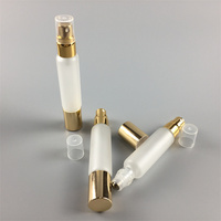 Flacon en verre OEM de 10 ml avec bille en acier inoxydable, flacon à bille rechargeable, flacon à bille en verre givré avec couvercle doré et vaporisateur