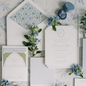 Invitación de Boda Personalizada con Impresión Tipográfica en Color Vainilla, con Monograma en Relieve, Logotipo Personalizado, Papel Artístico, Diseño Troquelado - Product Image 2