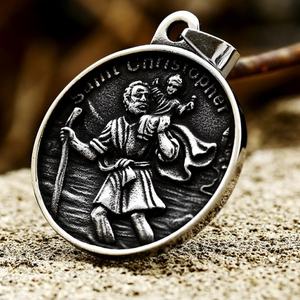 Runder Edelstahl-Anhänger, Schmuckanhänger, Heiliger Christophorus, geschnitzt, Schutzanhänger für Männer - Product Image 3