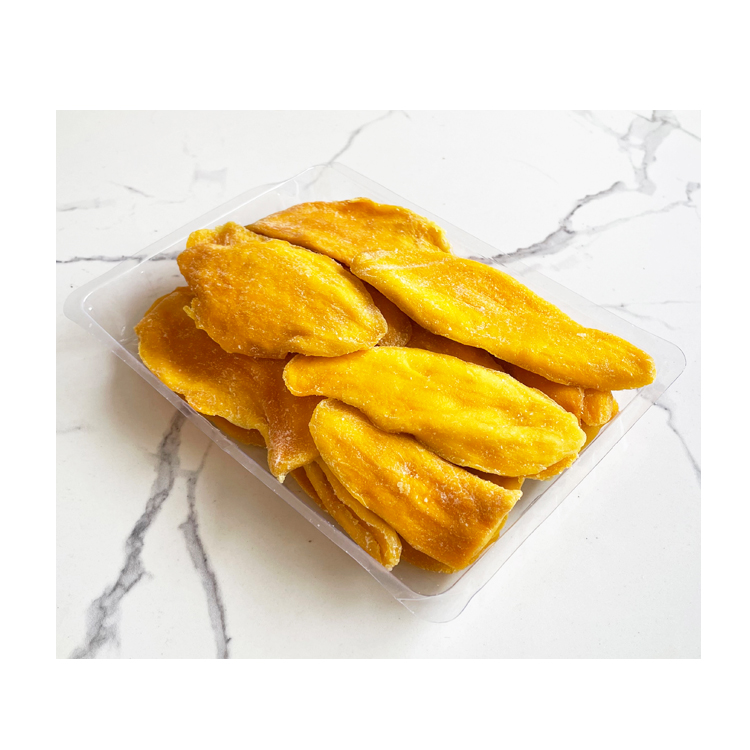 Здоровые фрукты, вкусная закуска, сухое манго