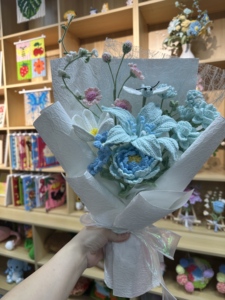 Ramo de Libélulas de Ganchillo, Ramos de Flores de Ganchillo Rosados y Rojos, Arreglo Floral Eterno Hecho a Mano, Regalo Elegante <span class=keywords><strong>para</strong></span> Mamá - Product Image 1