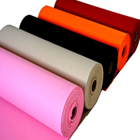 Rouleaux de tissu non tissé aiguilleté coloré, offrant une bonne respirabilité et une absorption acoustique, adaptés à la décoration intérieure