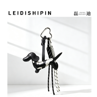 Pendentif chien Wiener emblématique à surpiqûres contrastées avec anneau cœur, cordon tressé robuste, lanière élégante pour décoration de sac à main