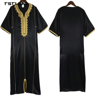 Qamis noir de luxe pour homme avec broderie fil doré, col en V, passepoil rayé doré, manches courtes, longueur intégrale, robe formelle islamique
