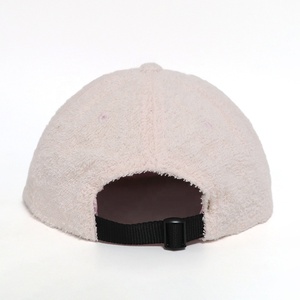 Servizio OEM/ODM, Cappello Snapback Invernale a 6 Pannelli con Visiera Piatta per Donna, Design Personalizzabile con Logo Ricamato su Tessuto in Spugna - Product Image 4